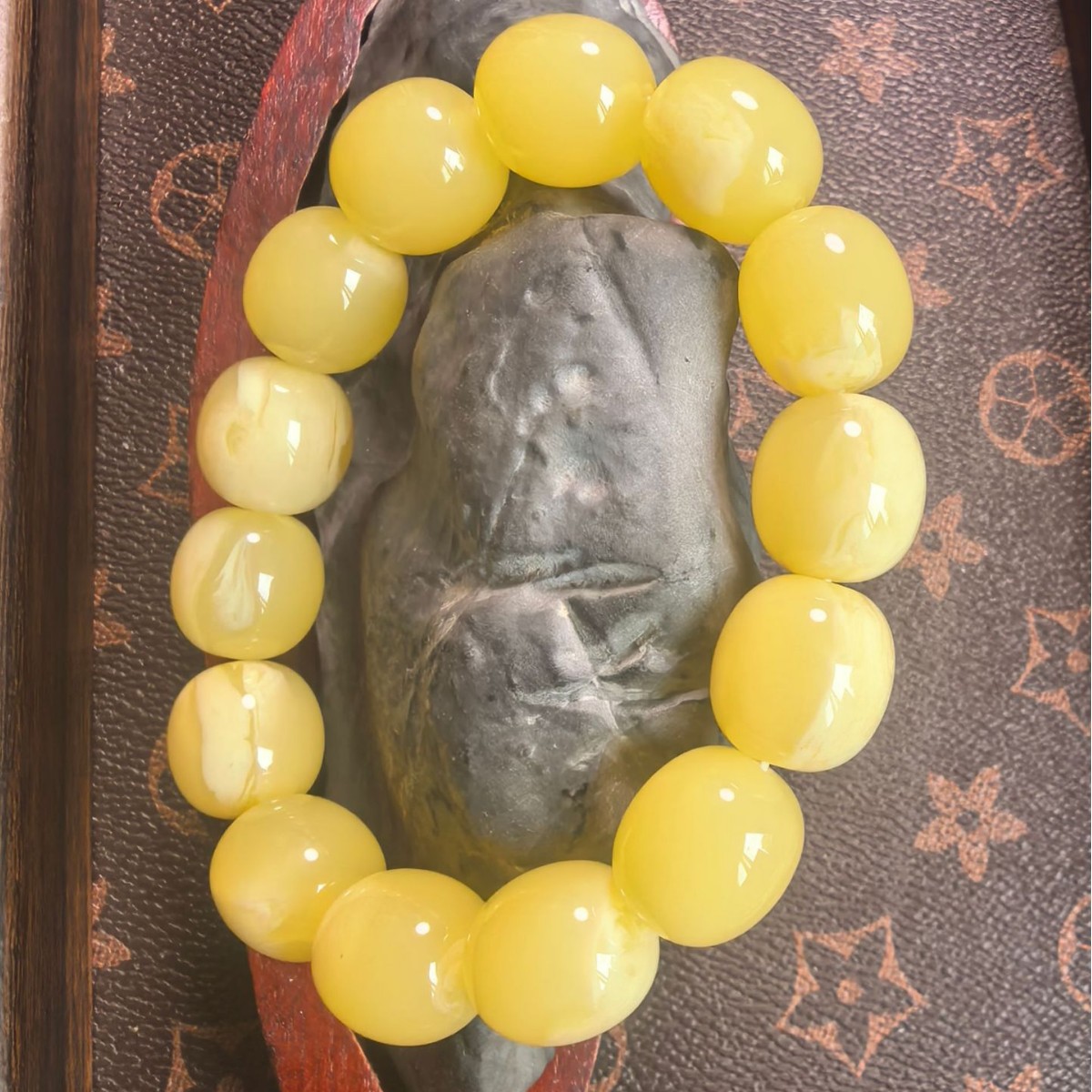 直播二代蜜蜡手串工厂批发老型珠白花蜜鸡油黄老蜡手链荧光俄料批