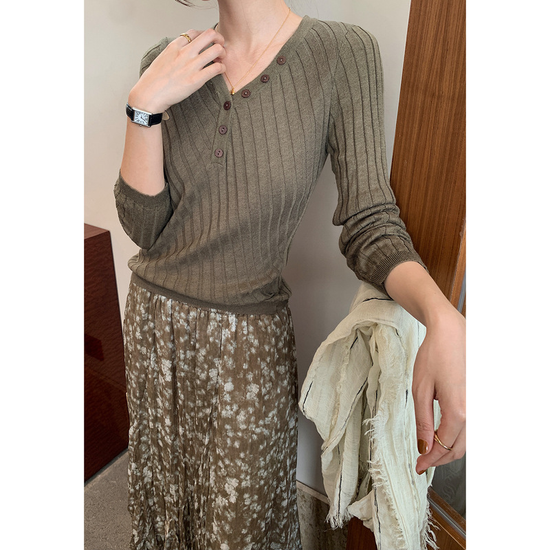 Women's Autumn Long-Sleeve Versatile Knit Sweater with Textured V-Neck, Decorative Buttons, and Regular Shoulders YE0186 Women's Autumn Long-Sleeve Versatile Knit Sweater with Textured V-Neck, Decorative Buttons, and Regular Shoulders YE0186