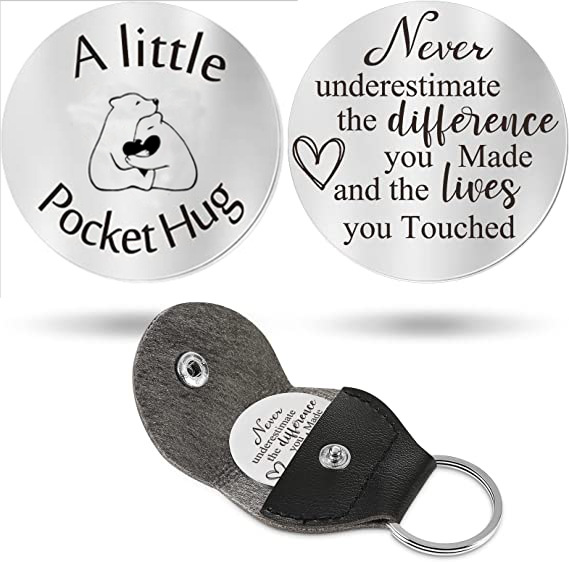 Un pequeño bolsillo abrazo llavero de cuero oblea de acero inoxidable de doble cara llavero de letras