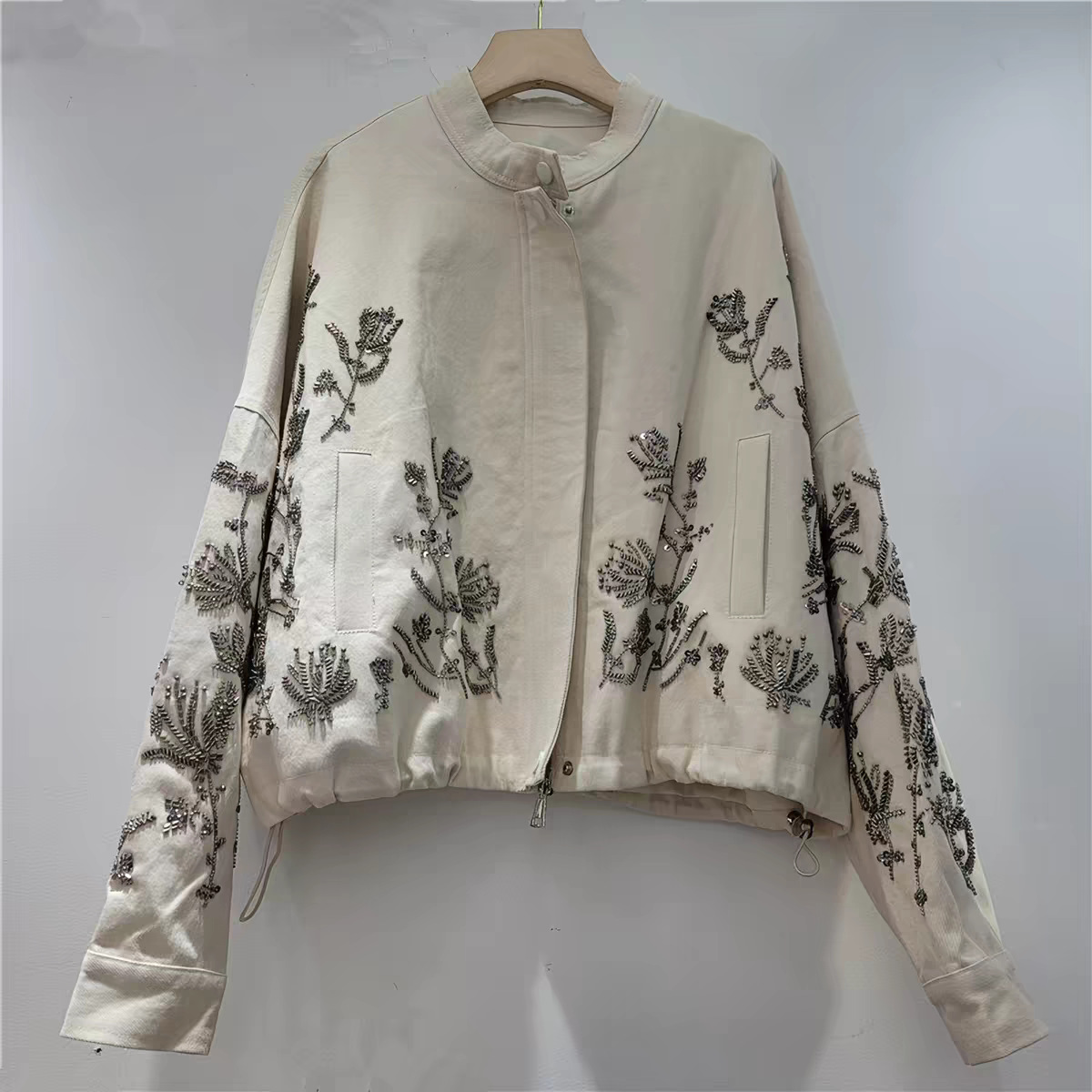 Chaqueta Corta de Poliéster para Mujer con Cuello Alto y Bordado Floral