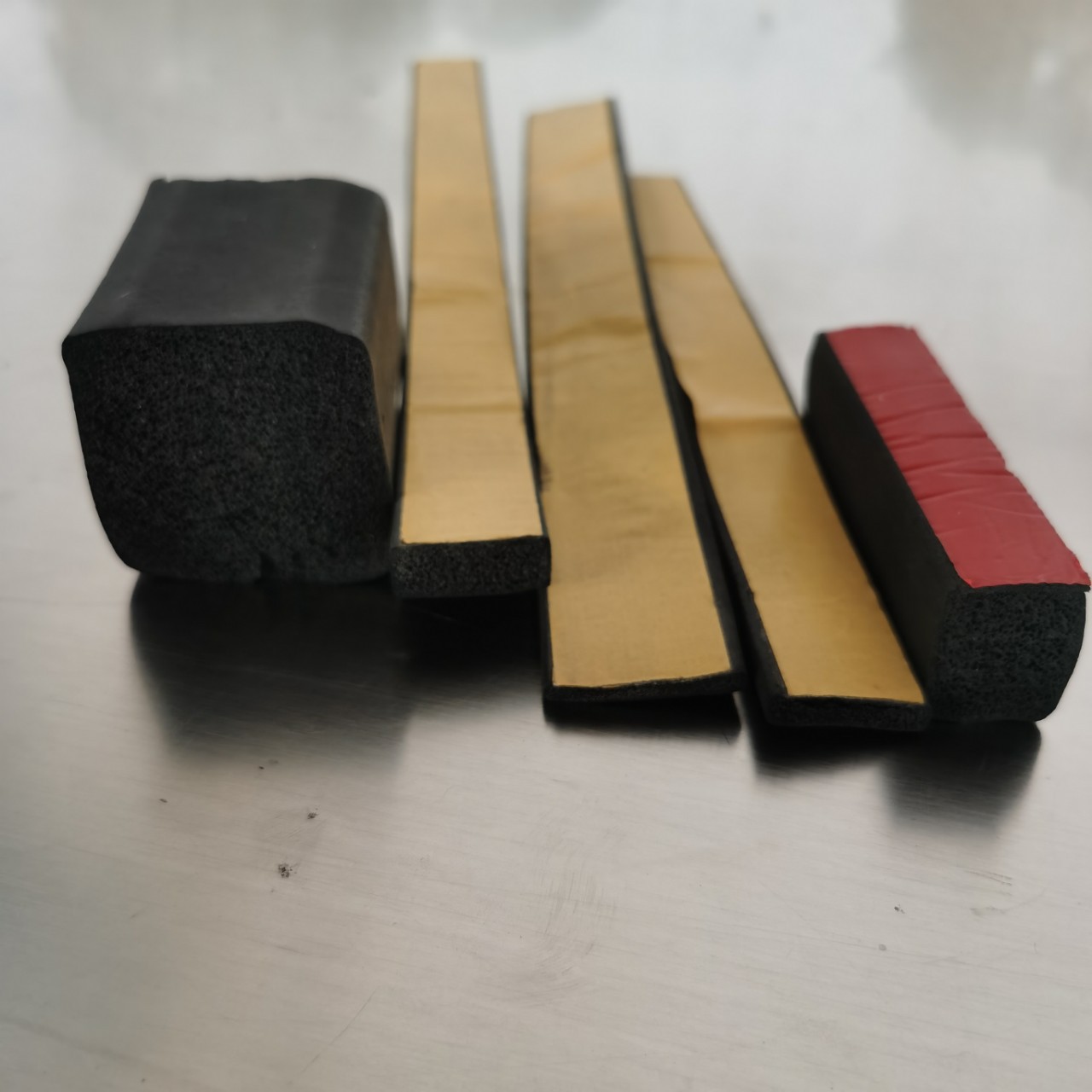 厂家批发三元发泡密封条自粘型海绵条电机柜用带自粘发泡橡胶密封