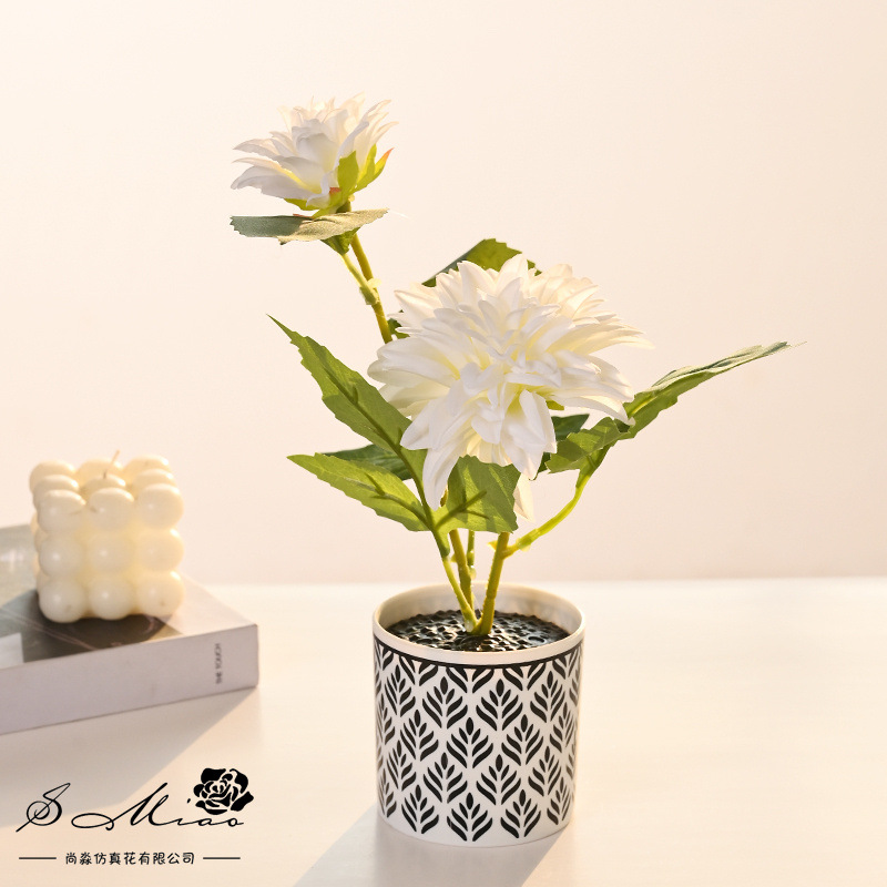 Dos dalias pequeñas flores de bonsai en maceta de imitación de flores verdes decoración floral interior sala de estar floral