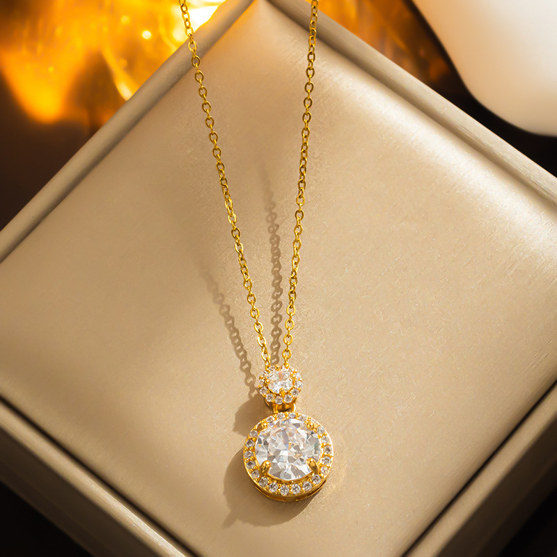 Bijoux et accessoires Collier rétro en acier titane avec pierres précieuses émeraude pour femme, personnalité de niche, chaîne de clavicule polyvalente en filet rouge, bijoux à la mode_voghion.com