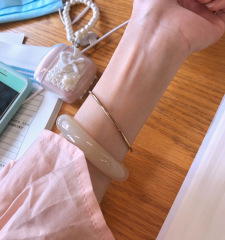正統和田玉レンコンのブレスレットの若いタイプの正規品の腕輪はシンプルで清新な風の広いバーの手で贈り物を飾ります。