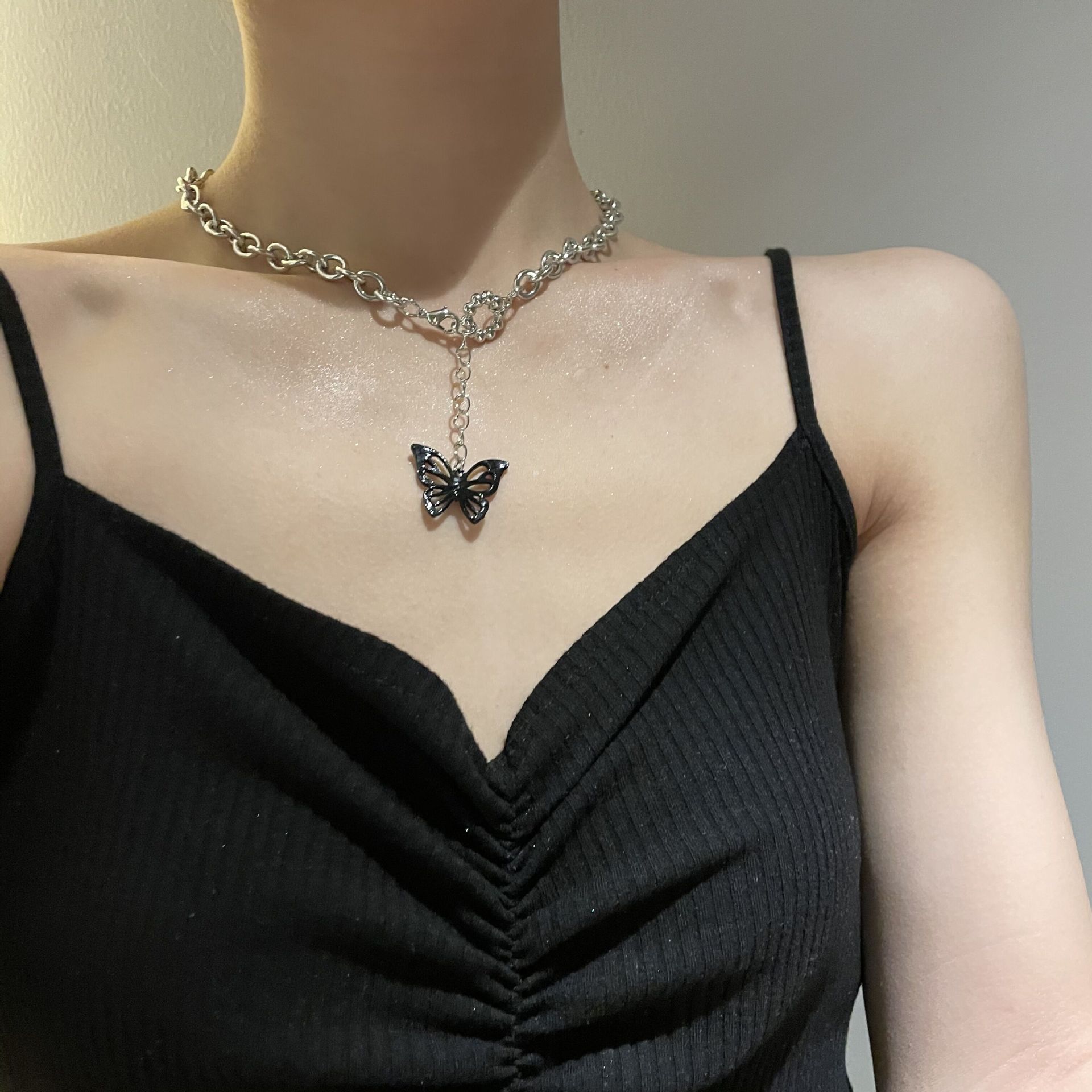 simple alloy butterfly pendant necklacepicture2