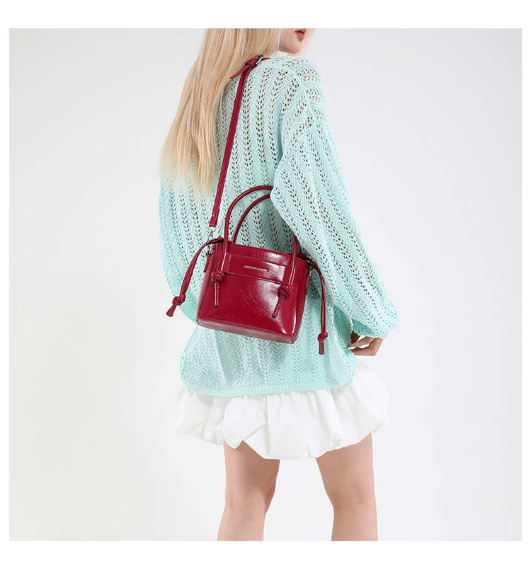 A new 2025 versatile, casual and simple large-capacity handbag for commuting, a lightweight solid color crossbody bag for women in summer undefined