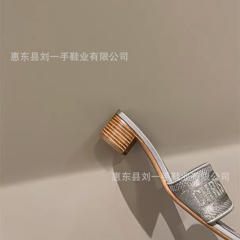 女性が夏に履くための高バージョン D ディジエ刺繍スリッパ、本革厚底ビーチフラットスリッパ、クロスボーダー|undefined