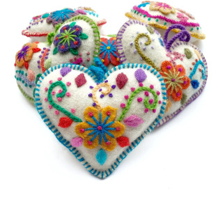 Cross-border new handmade white heart-shaped ornaments, multicolor embroidered wool Christmas decorations