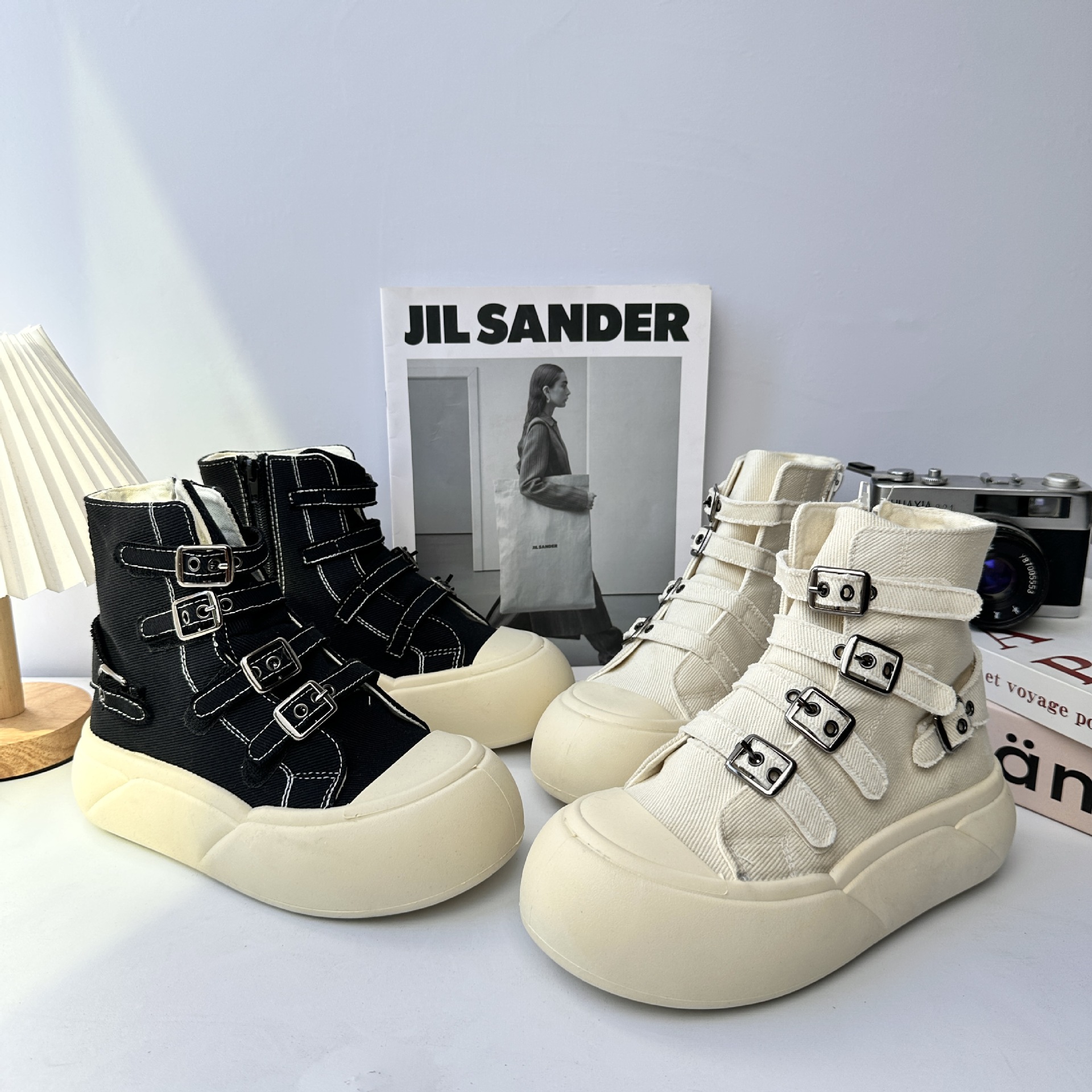 YuanWa, zapatos de lona casuales de suela gruesa para mujeres, 2025 nuevos zapatos de hebilla de primavera y otoño, zapatos blancos de alta altura.