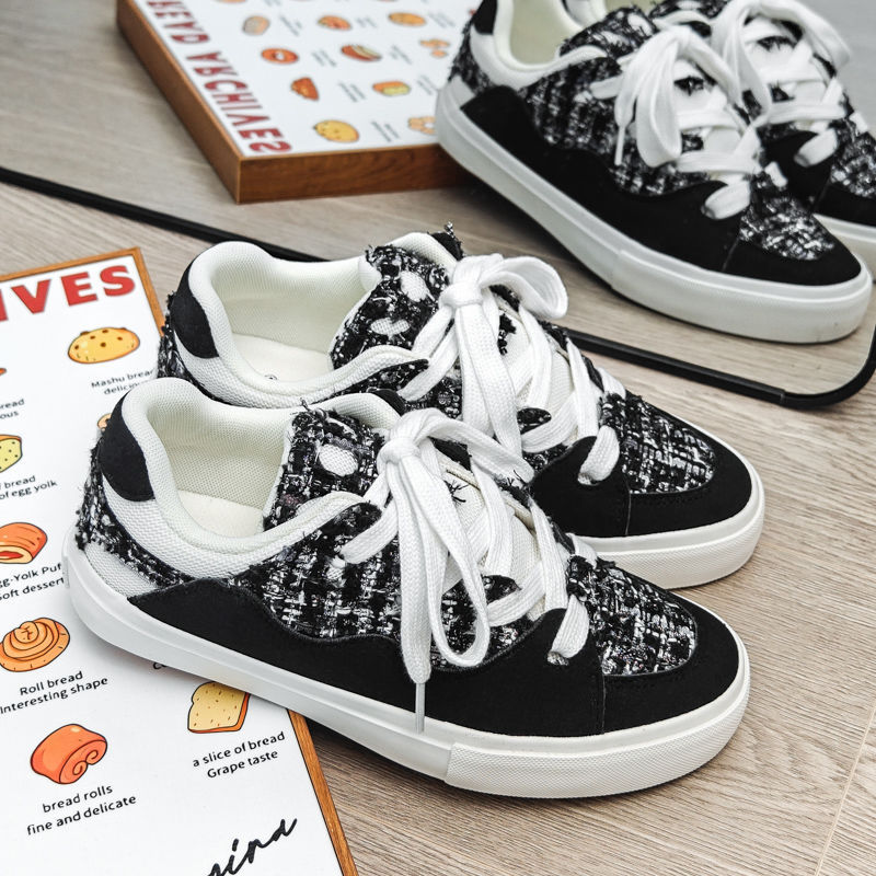 Diseño de nicho negro y blanco pequeño pan de fragancia zapatos de mujer tela de piel zapatos blancos pareja alta moda zapatos de skate
