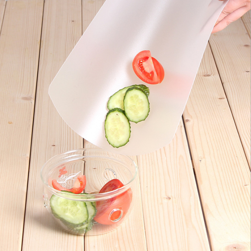Food-grade PP thin plastic cutting board for home use, anti-slip, thin chopping board for outdoor travel, square fruit and vegetable cutting board for wholesale