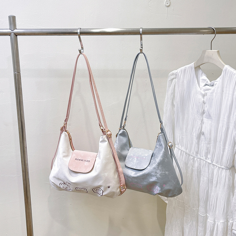 Bolso de mujer de tres usos 2025 nuevo encantador nicho de estilo extranjero mochila de hombro casual textura simple mochila de empalme