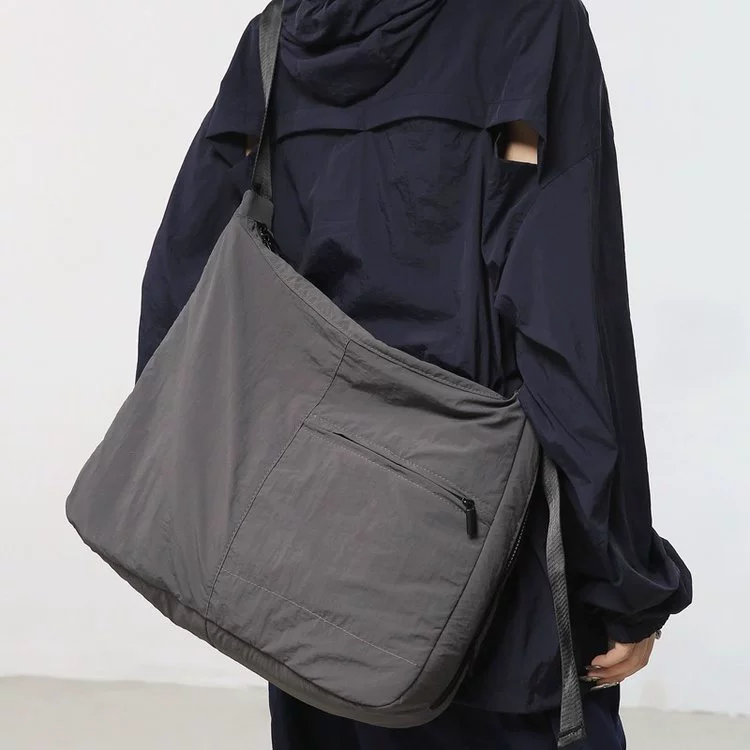 Shoulder bag for leisure, universal capacious travel bag, one-shoulder bag