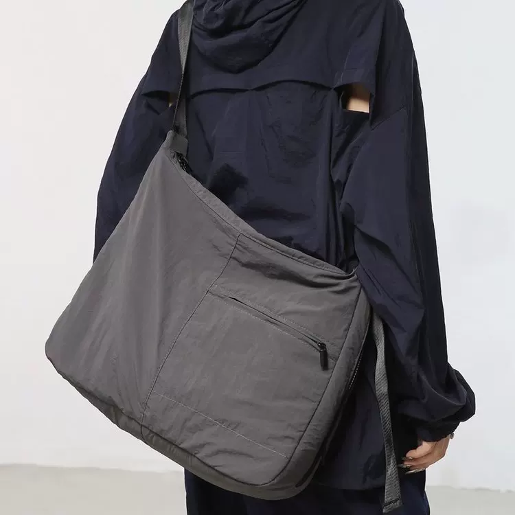 Shoulder bag for leisure, universal capacious travel bag, one-shoulder bag
