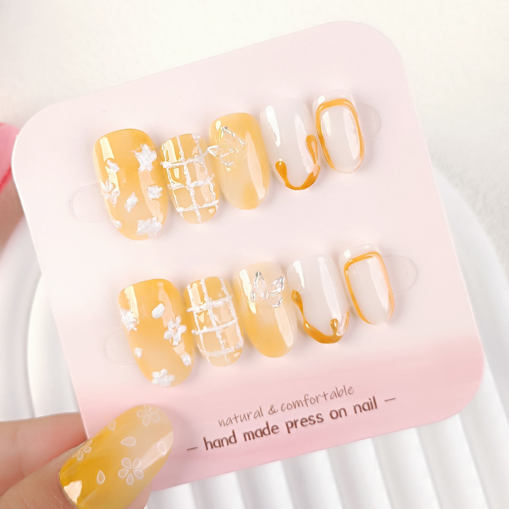 Amarillo lechoso gradiente tridimensional mariposa desgaste de uñas líneas cuadradas cortas pintadas a mano pequeñas uñas falsas fragancias