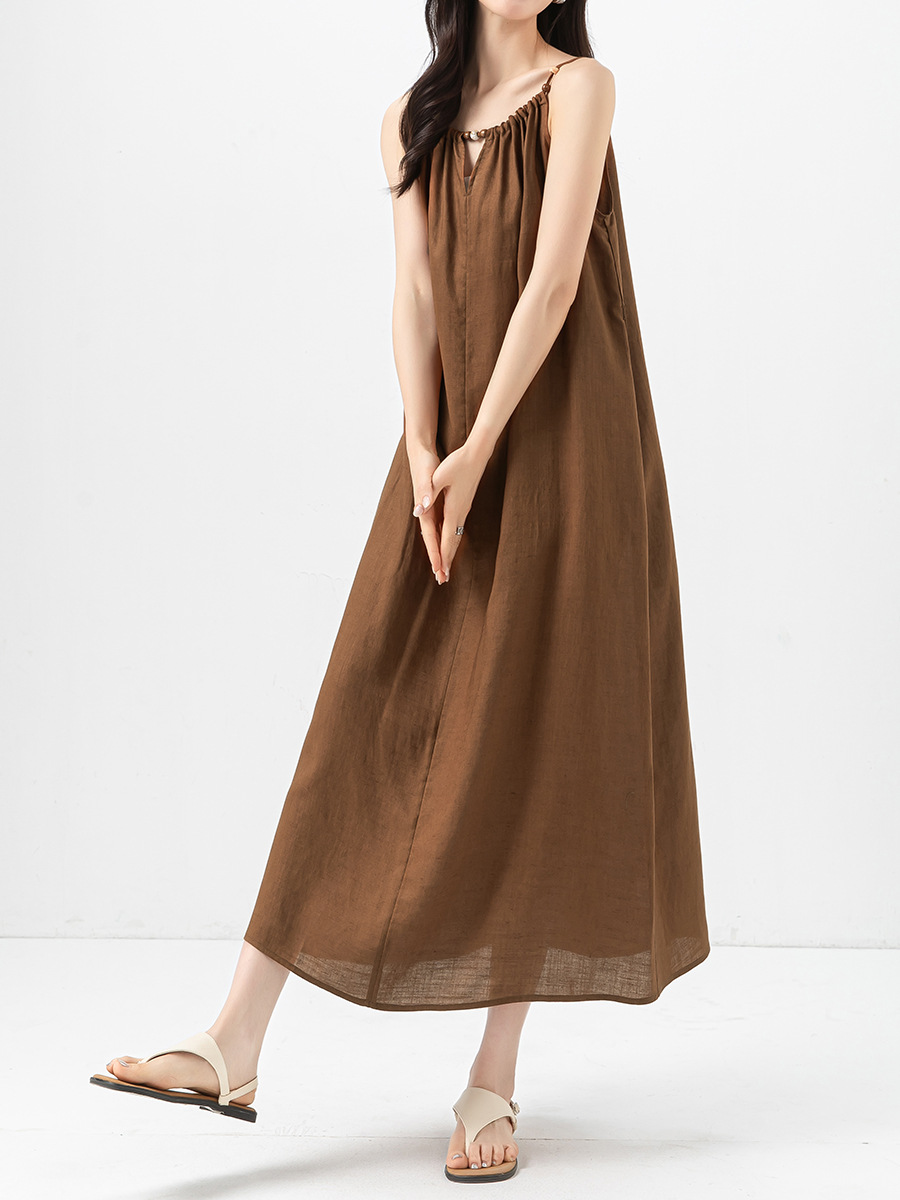 Váy maxi hai dây đính cườm phong cách nghỉ dưỡng, dáng chữ A rộng rãi, chất Tencel phối sợi gai mỏng mùa hè — Màu caramel