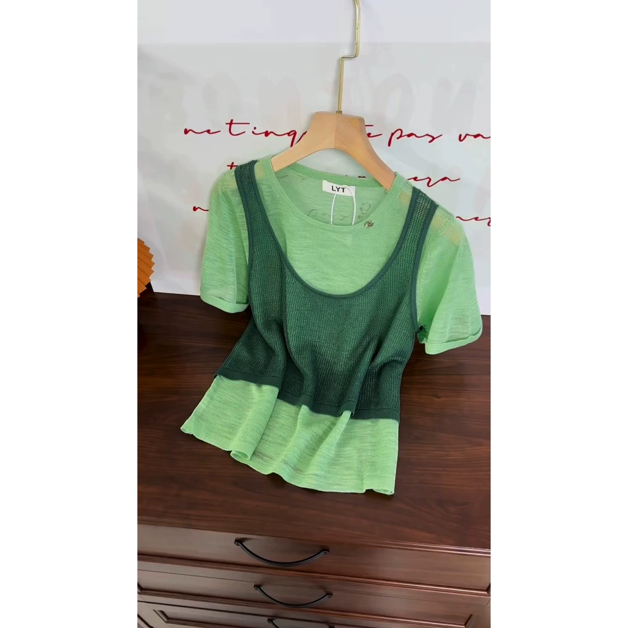 Лесно-зеленый искусственный топ из двух частей с короткими рукавами, новинка лета 2025 года, тонкий высококачественный топ с круглым вырезом и уникальным элегантным дизайном.