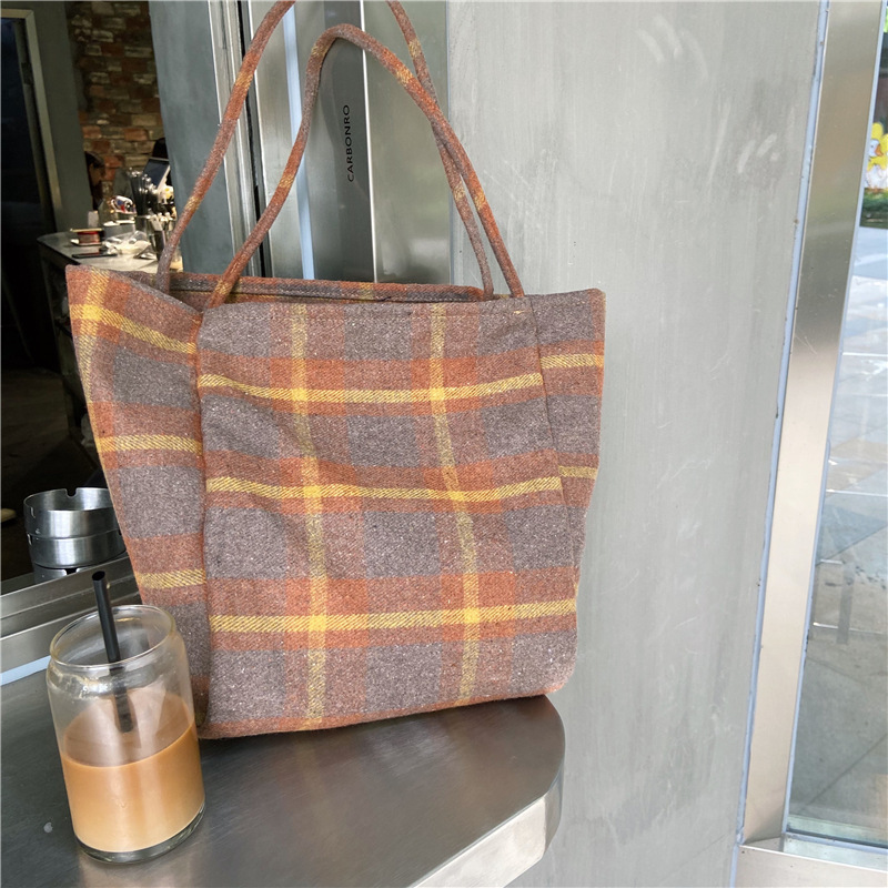 0981 Simple ins checkered woolen single-shoulder bag, hand-held cloth bag, student large-capacity shopping bag, laid-back style women's bag undefined
