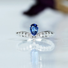 18K白金群镶嵌水滴形蓝钻石戒指S925银排镶钻石时尚V字华丽戒指