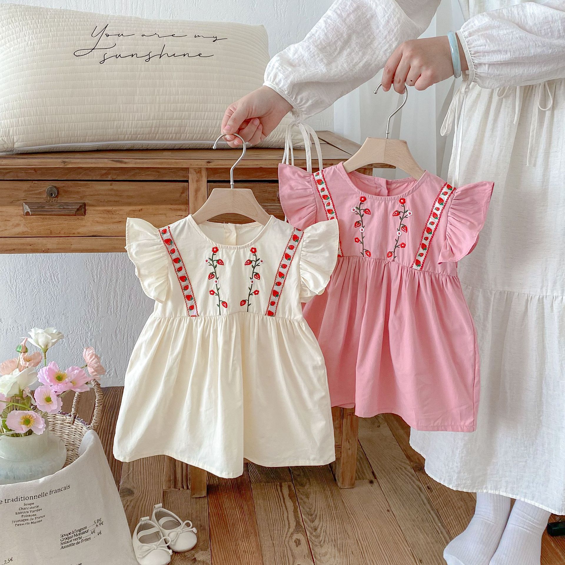Summer Children's Wear Korean Style Strawberry Embroidered Baby Girl Skirt Crewneck Flying Sleeve Sweet Princess Dress for Girls dress