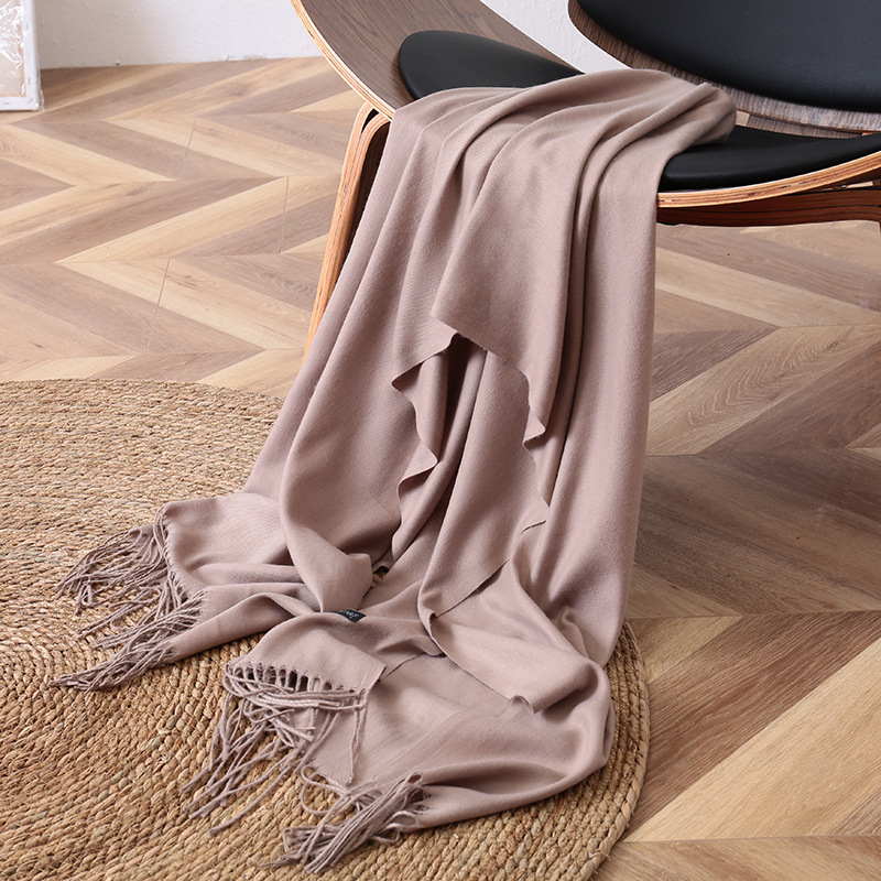 2024 otoño e invierno nuevo estilo color sólido bufanda larga imitación lana brillante textura borla marca negra mantón cálido