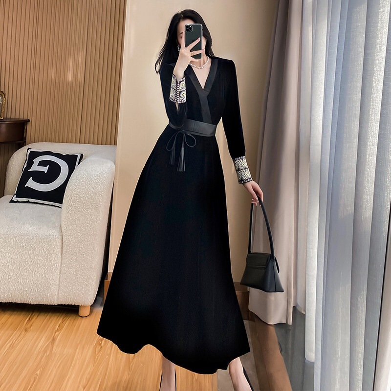 2463 Velvet Dress for Women, Waist-Cinching Long Dress, Slim Fit Bodycon Dress for Autumn and Winter, Elegant and Fashionable Commuter Style