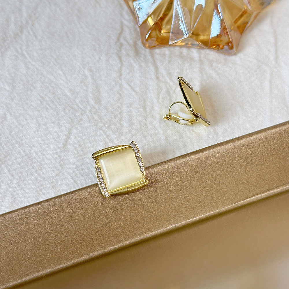 Versión coreana del clip para la oreja sin orejas de la celebridad de Internet clip para la oreja triangular con incrustaciones de diamantes de alta calidad Pendientes de Yiwu de temperamento simple femenino al por mayor