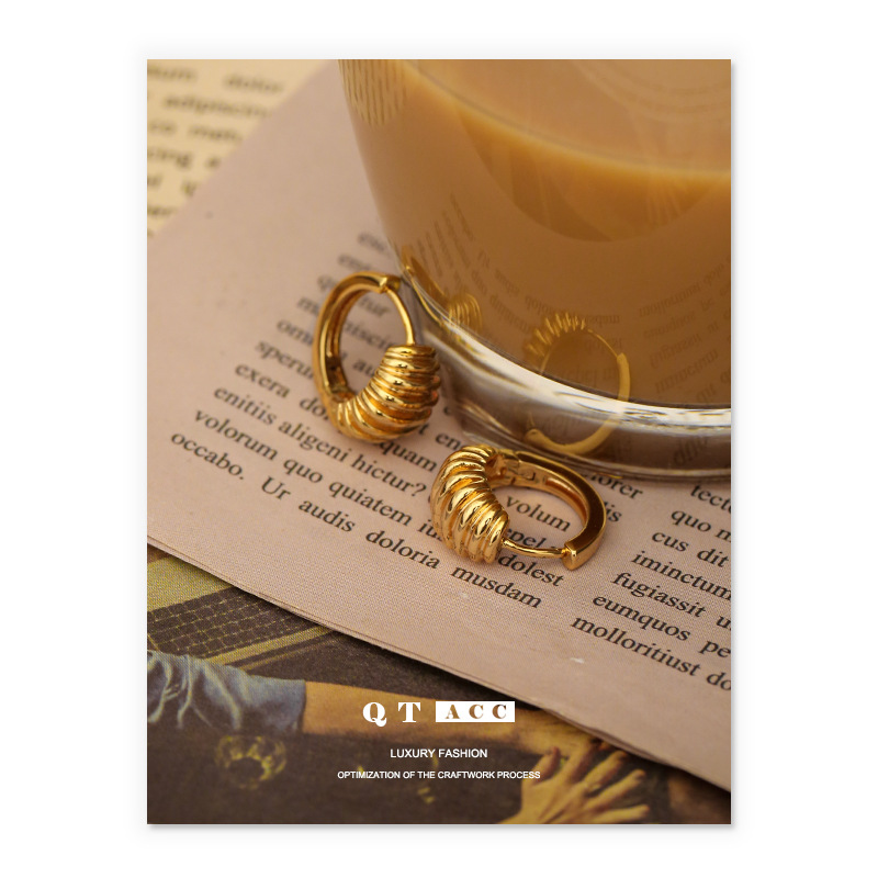 Latón chapado 18K oro real japonés y coreano viajero elegante espiral brillante costura diseño oído hebilla nicho exquisitos pendientes para las mujeres
