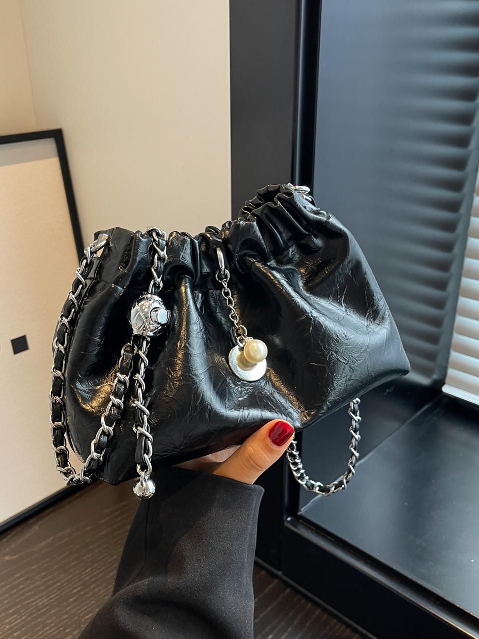 Bolso pequeño de cadena de piel de cera de aceite de estilo explosivo transfronterizo 2025 nueva tendencia bolso de mensajero de un solo hombro bolso de cubo para mujer