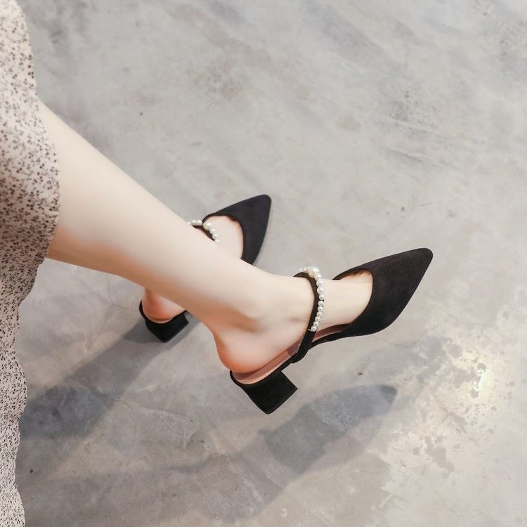 Baotou medio zapatillas de mujer 2026 nuevo verano francés perla hadas viento punta temperamento zapatillas frías de mujer