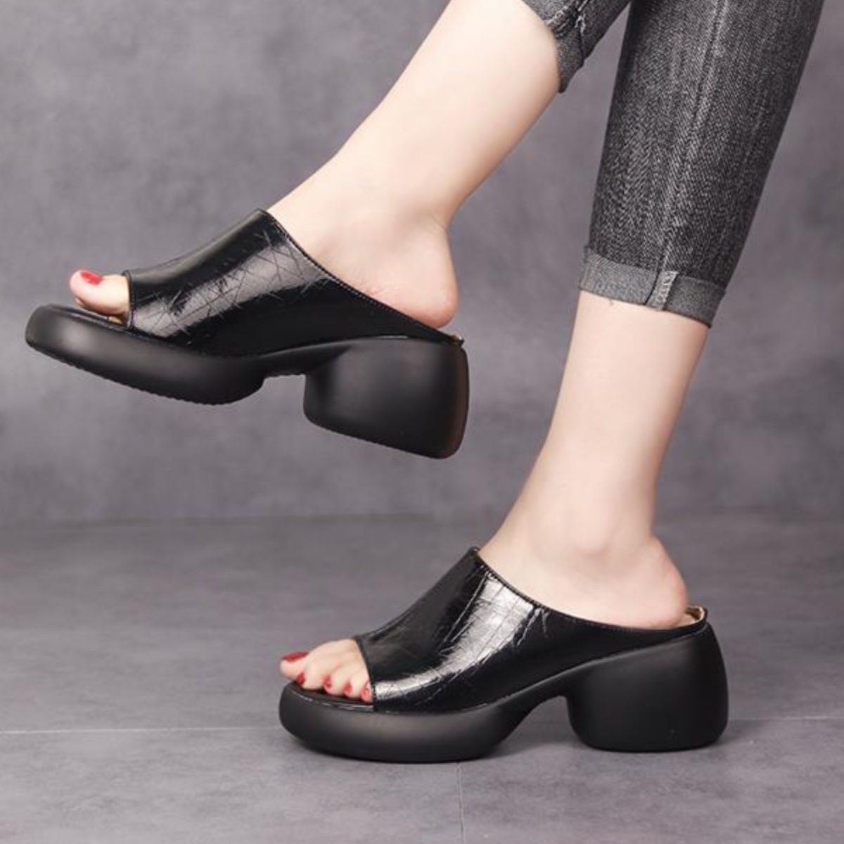 Zapatillas frías de piscado de talón de verano 2024 nuevas zapatillas de playa casuales de media zapatillas para mujeres