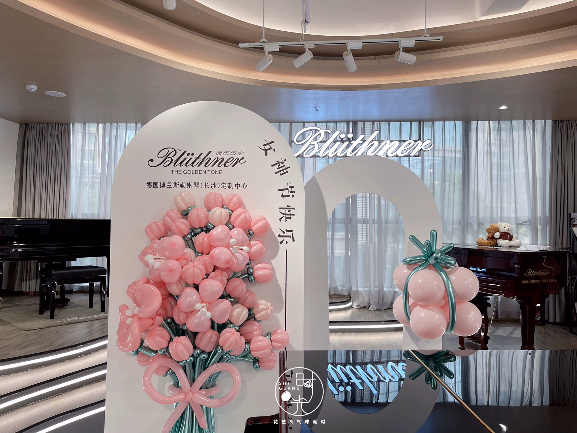 Букеты из воздушных шаров различных форм, оформление атмосферы магазина, дверная атмосфера KT-доска, индивидуальный цветочный фон