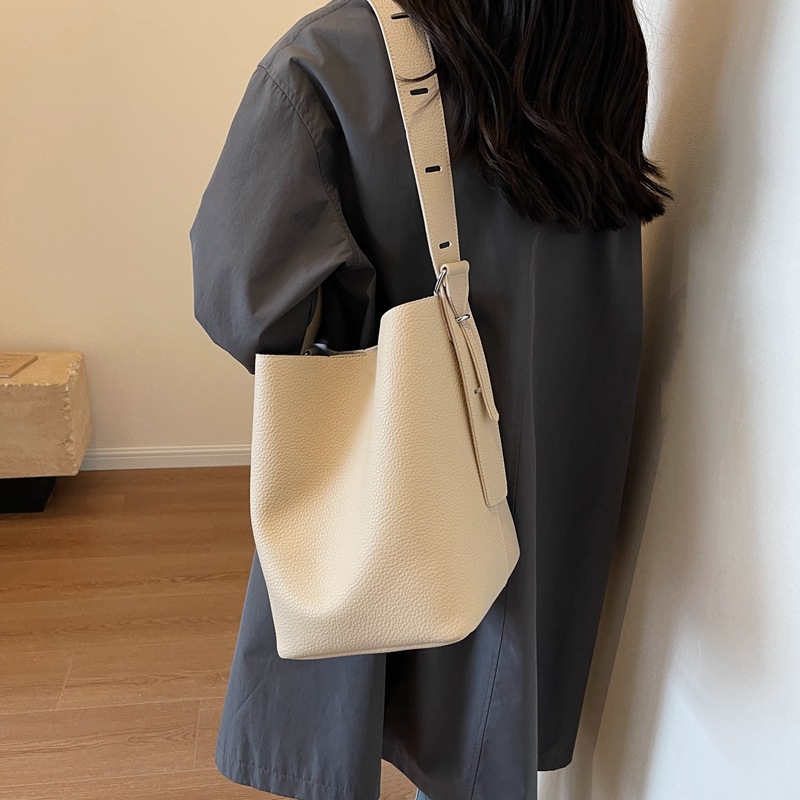 Bolso de cubo simple retro súper fuego transfronterizo para mujer 2025 nuevo bolso de hombro casual de todo fósforo Bolso Tote de gran capacidad