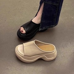 背が高くなった7cmのサンダルの女性は、新しい夏の真皮の厚い底のビスケット靴の滑り止めのスリッパを着ています