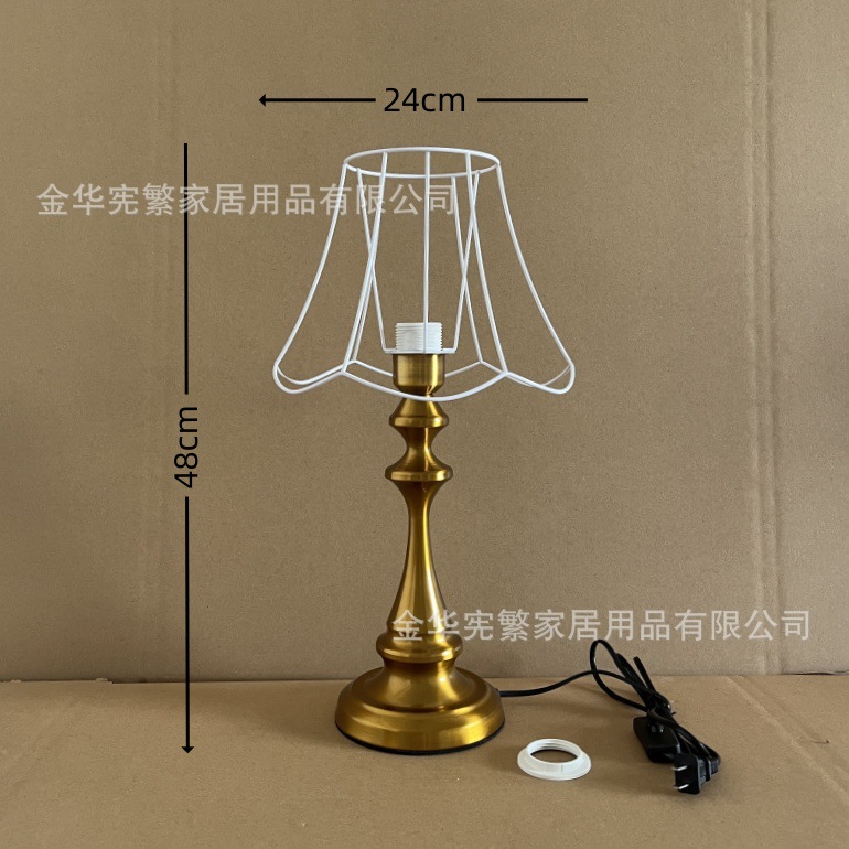 Xiaohongshu recomienda la combinación de marco de hierro con base de metal grande de cobre antiguo dorado E27 con lámpara de mesa retro casera de bricolaje