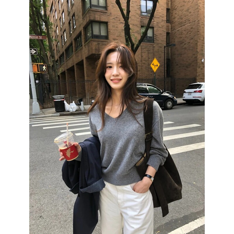 Now the 2026 Spring New Model from Korean Designer Bana's Brand Is a Casual Retro British-Style V-Neck Knitwear Now the 2026 Spring New Model from Korean Designer Bana's Brand Is a Casual Retro British-Style V-Neck Knitwear