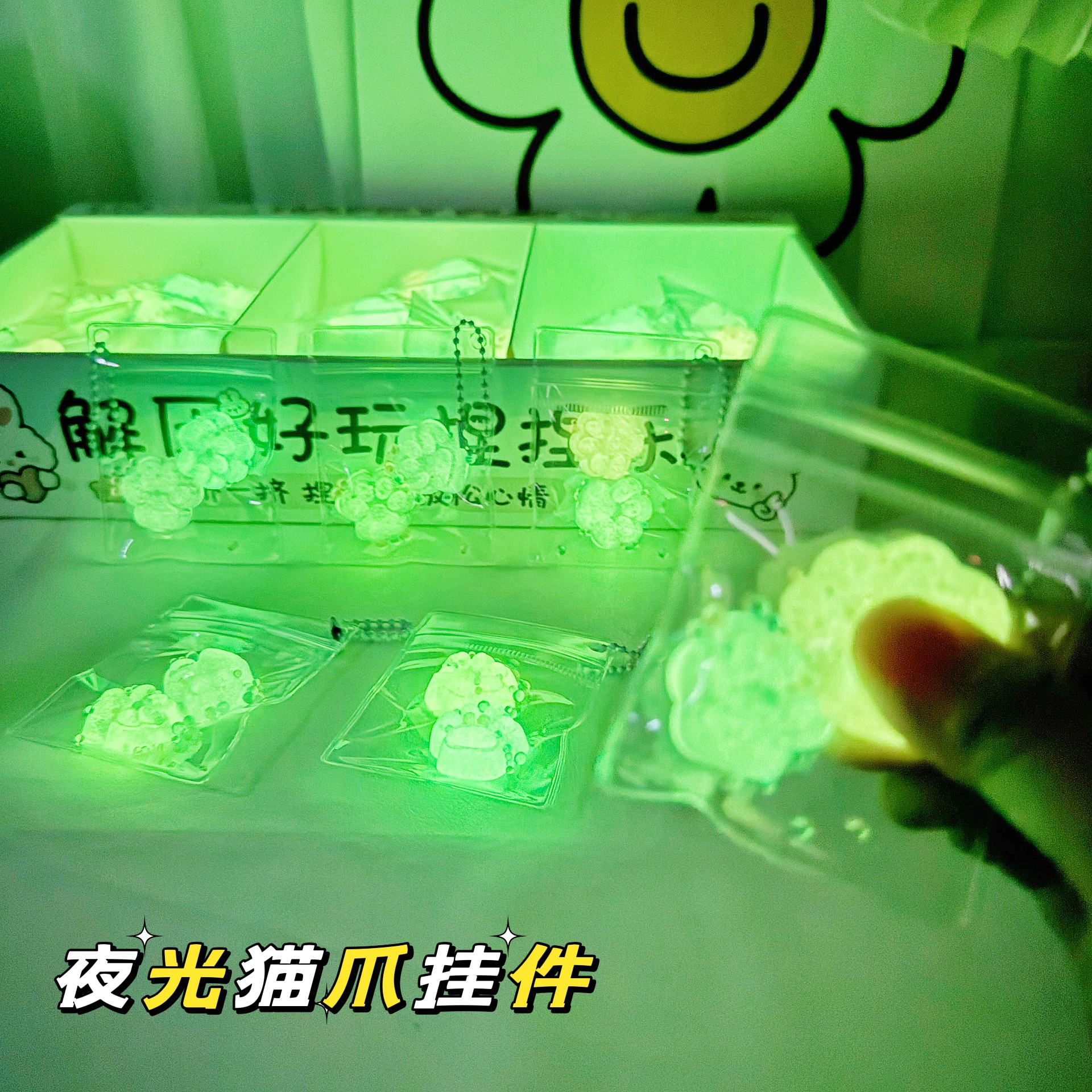 B colgantes pequeños de dibujos animados luminosos, campanas, pellizcos, nariz pequeña, pellizcos, pellizcos, bolsos de libros, colgantes, fabricantes de juguetes de simulación