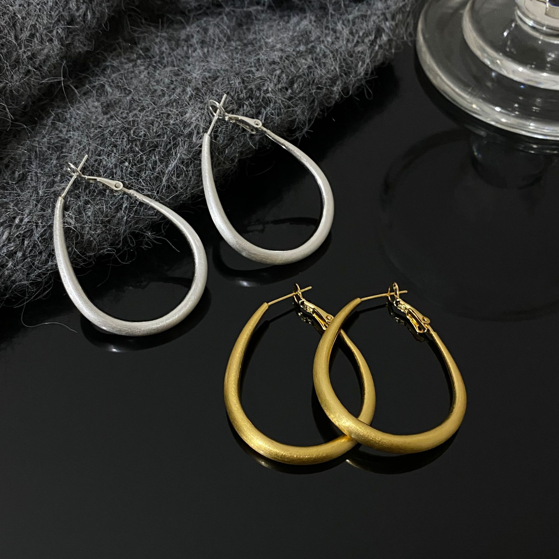 Copper Gold-Plated Oval Water Drop Matte Brushed Metal Earrings for Women, Simple Minimalist Style Fashion Hoops, Trendy Earrings