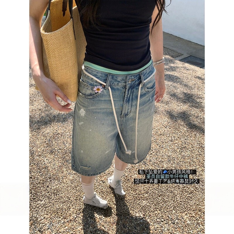 Ouyang Jiani's Outfit: Little Boy's Denim! Vintage Low-Waist Denim Shorts with Rope Ties and Splatter Paint Ouyang Jiani's Outfit: Little Boy's Denim! Vintage Low-Waist Denim Shorts with Rope Ties and Splatter Paint