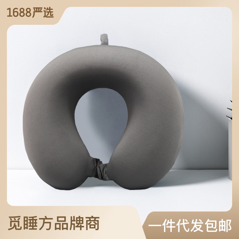 Almohada en forma de U gris de seda de leche