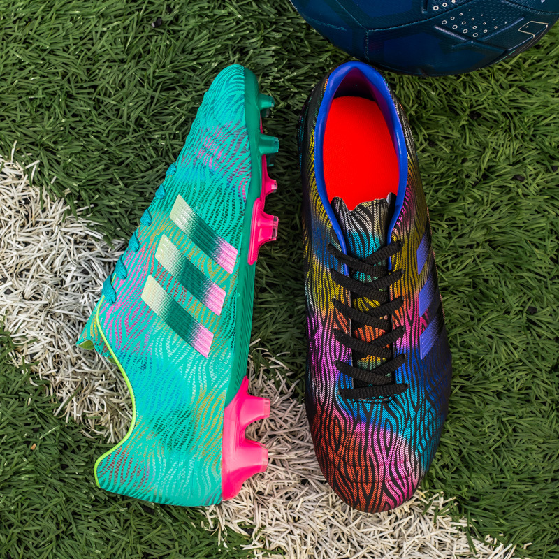 Pato mandarín rosa negra a la luz de la luna