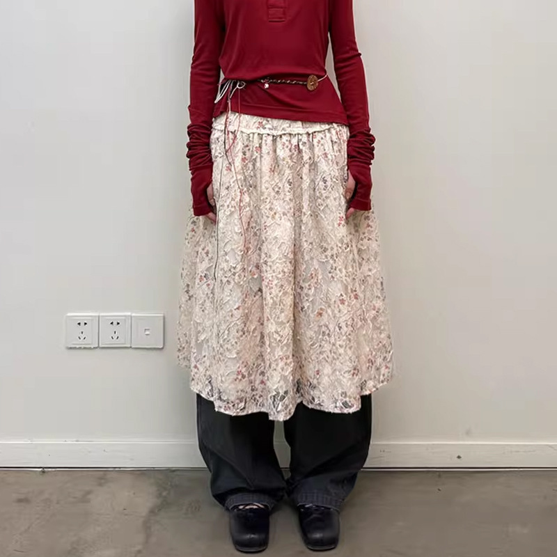 現物の透かし彫りの層の砕花の半身のスカートのドライクリーニングは優雅に見えます。|undefined
