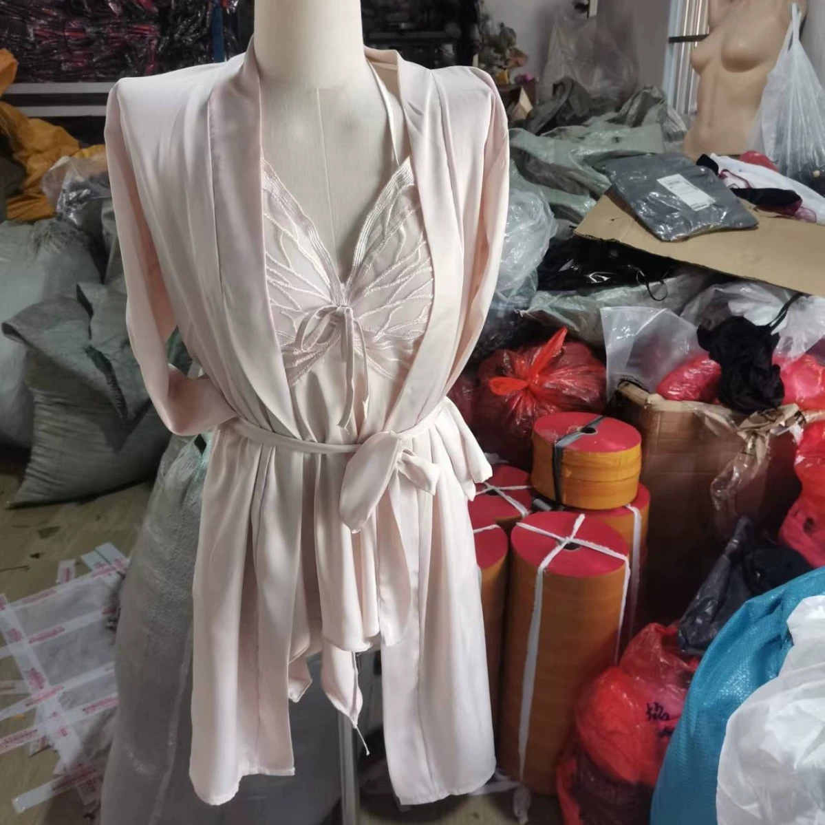 Сексуальное нижнее белье из ледяного шелка, домашняя прозрачная юбка на подтяжках с большой бабочкой, пижама, ночная рубашка, сексуальный атласный верхний халат, халат 407