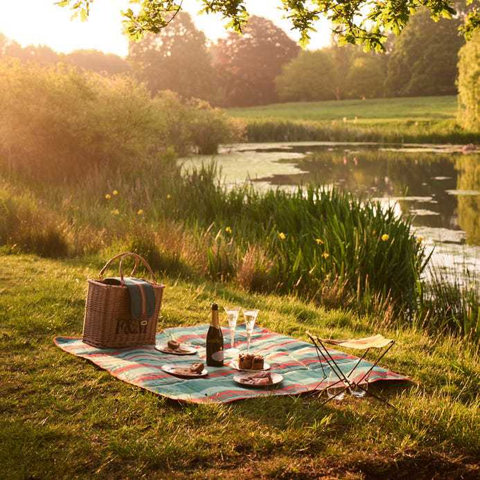 Cesta de picnic de ratán personalizada de comercio exterior Aperitivos al aire libre Cesta de almacenamiento de vajilla Cesta de compras Cesta de frutas portátil Cesta de mimbre