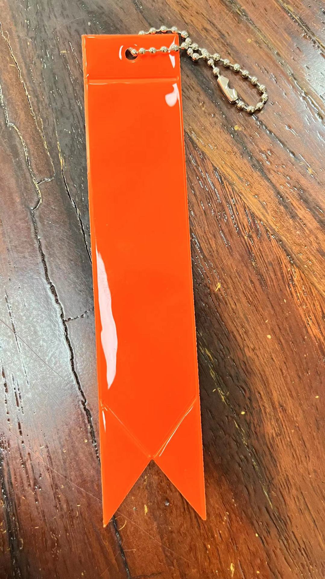 Venta caliente transfronteriza 13 colores colgante reflectante serpentina PVC reflectante bolsa colgante llavero fluorescente fabricante spot