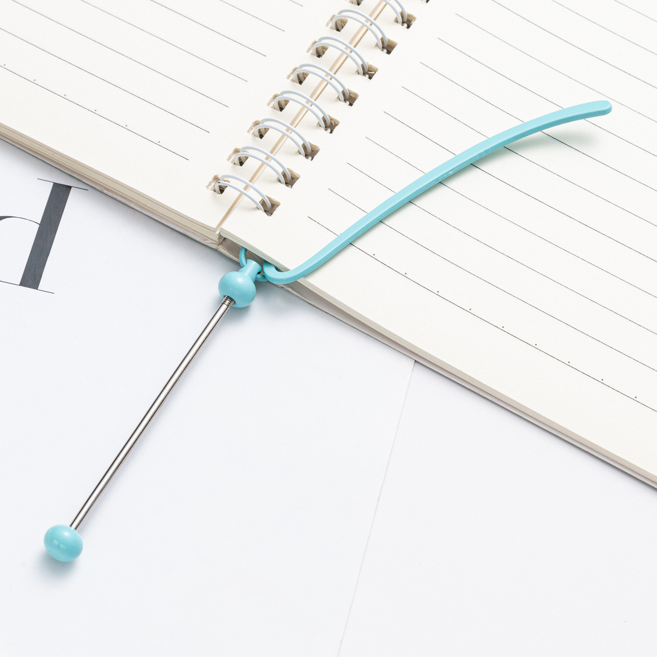 Inventario al por mayor creativo de metal cuentas marcadores nuevos DIY metal niños estudiantes papelería adorable colgante de librería