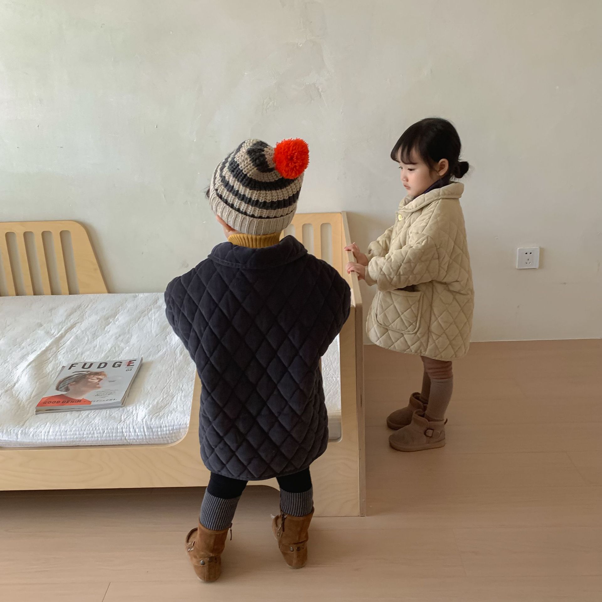 Abrigo de algodón para niños más terciopelo de longitud media de pana para niños chaqueta de algodón para niñas invierno grueso 2024 nueva chaqueta de bebé