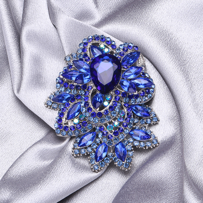 European and American exaggerated style crystal brooch women's elegant corsage coat suit anti-exposure buckle accessories in stock wholesale