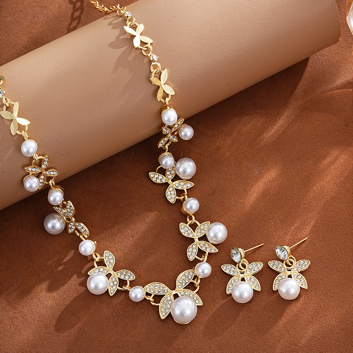 Ensemble collier et boucles d'oreilles deux pièces, collection 2026, tendance transfrontalière, orné de perles et de motifs en forme de feuille. Un bijou de luxe léger et raffiné pour femme._voghion.com