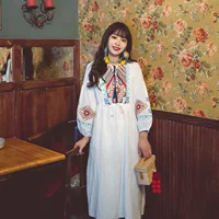 Весеннее приталенное красное и белое платье с поясом из хлопка и льна, версия с вышивкой в этническом стиле для путешествий и отпуска
